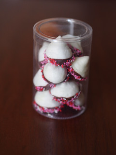 A picture of Meringue Kisses.