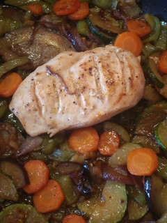 Una foto de Pechuga con cama de verduras