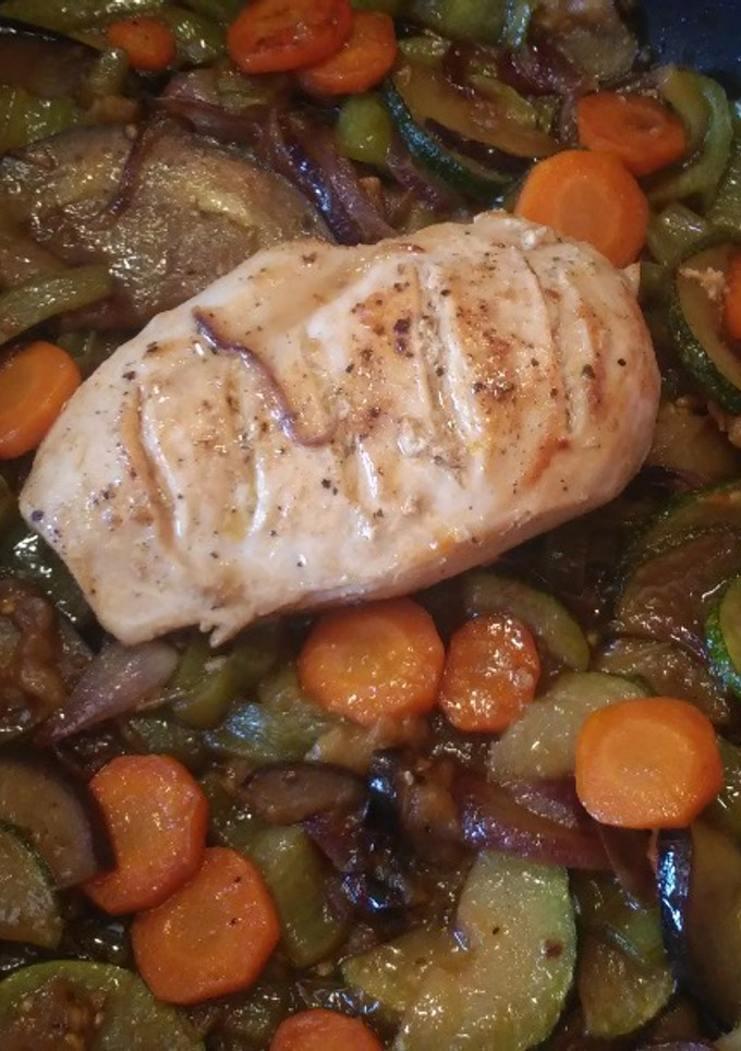 Una foto de Pechuga con cama de verduras