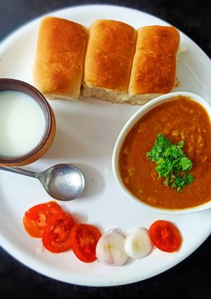 પાઉંભાજી (Pav Bhaji Recipe In Gujarati) રેસીપી મુખ્ય ફોટો