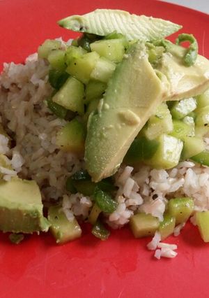 Una foto de Arroz integral con pepino, pimiento verde y aguacate #healthy