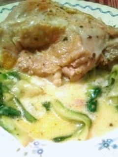Una foto de Keto: Pollo a la crema con "fideos" de zapallo italiano