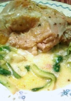 Una foto de Keto: Pollo a la crema con "fideos" de zapallo italiano