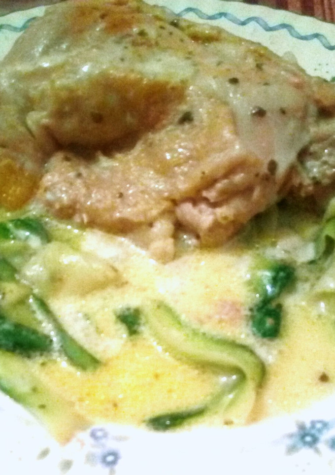Una foto de Keto: Pollo a la crema con "fideos" de zapallo italiano