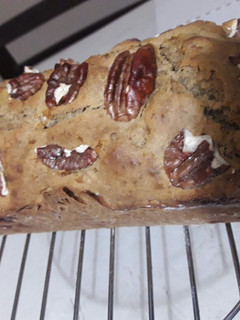 Una foto de Budín de banana (guineo, plátano) y dos nueces LIBRE DE GLUTEN