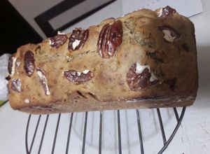 Una foto de Budín de banana (guineo, plátano) y dos nueces LIBRE DE GLUTEN