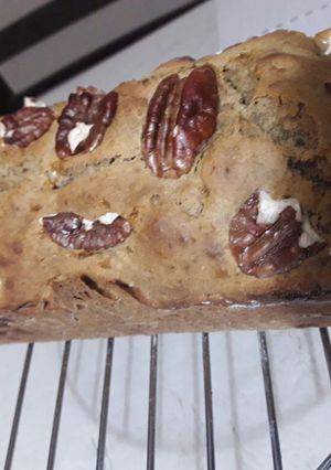Una foto de Budín de banana (guineo, plátano) y dos nueces LIBRE DE GLUTEN
