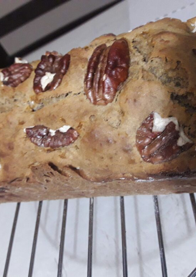 Una foto de Budín de banana (guineo, plátano) y dos nueces LIBRE DE GLUTEN