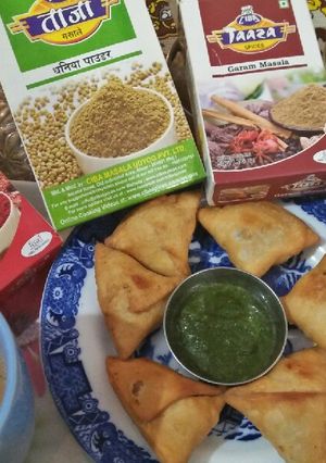 A picture of Aalu samosa.