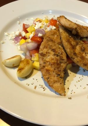 รูปของ อกไก่ย่างกับซัลซ่ามะม่วงเฟต้าชีส#เย็นนี้ผอมแน่