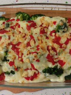 Una foto de Brócolis gratinados con pimientos y queso