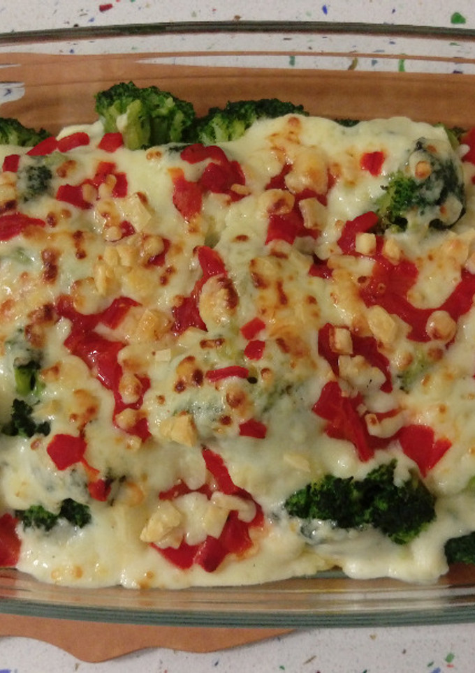 Una foto de Brócolis gratinados con pimientos y queso