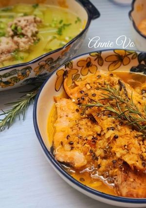 Hình của món Cơm nhà với các món cá hồi.