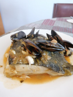 Una foto de 28. Rodaballo en salsa marinera con mejillones