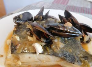 Una foto de 28. Rodaballo en salsa marinera con mejillones