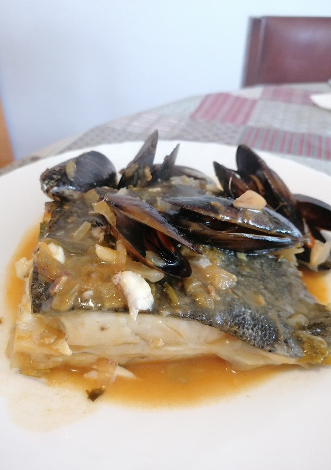 Una foto de 28. Rodaballo en salsa marinera con mejillones