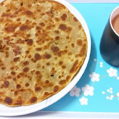 A picture of Aloo palak ka paratha with tea ☕😋👍.