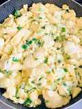 Huevos revueltos con puerros