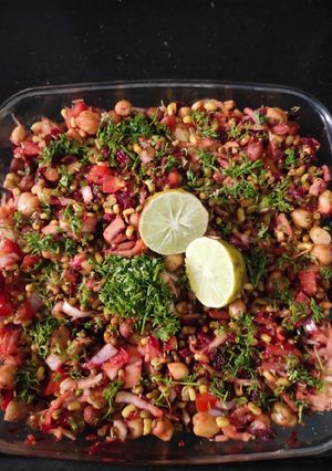 अंकुरित सलाद (Ankurit Salad recipe in Hindi) रेसिपी मुख्य फोटो