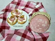 Una foto di panna mortadella