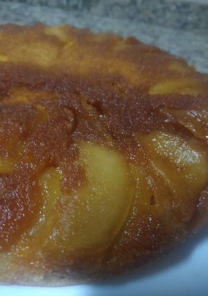 Una foto de Torta invertida integral de pera y manzana