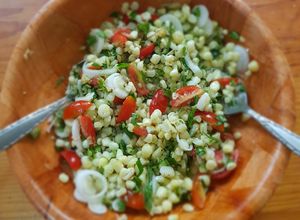 Una foto de Ensalada de granos de elote