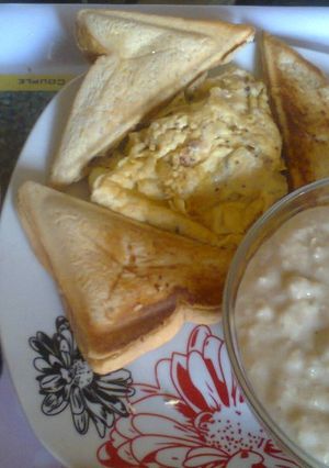 A picture of Toated bread,fried Eggs, Oatmeal and Tea.