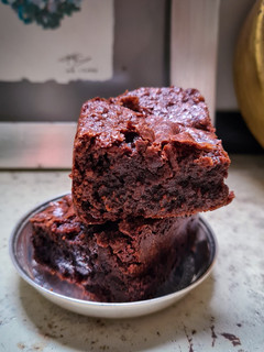 Una foto de Fudgy brownies de naranja y chocolate del 70%