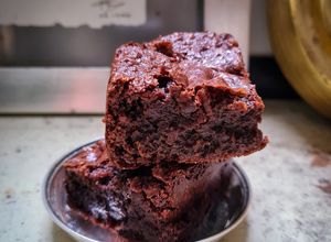 Una foto de Fudgy brownies de naranja y chocolate del 70%