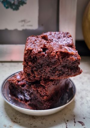 Una foto de Fudgy brownies de naranja y chocolate del 70%
