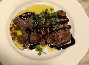 Foto di Tagliata di costa di manzo cotta sottovuoto a bassa temperatura con maggiorana