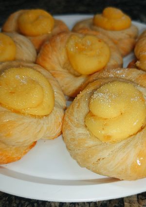 Una foto de Facturas con crema pastelera