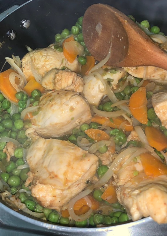 Una foto de Pollo arvejado con arroz