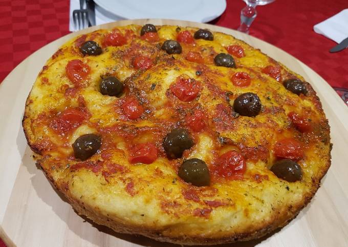 Focaccia barese senza patate con impasto a mano - Ricetta - Il