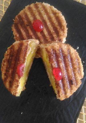 A picture of Pineapple Cheese Chilli Flakes Sandwich.