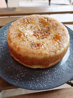 Una foto de Bizcocho invertido de manzana, mascarpone y crema pastelera (sin gluten)