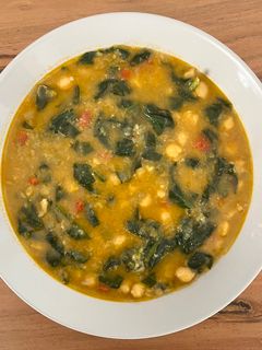 Una foto de 🍲 Potaje de garbanzos con espinacas 🥬