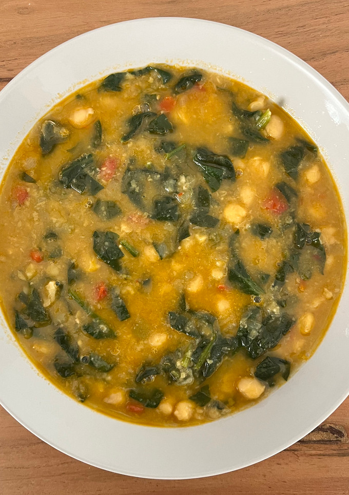 Una foto de 🍲 Potaje de garbanzos con espinacas 🥬
