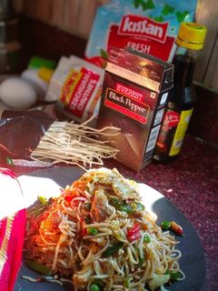 মিক্স ভেজিটেবল চাউমিন উইথ এগ (Mix vegetable chowmin with egg recipe in bengali) রেসিপির প্রধান ছবি