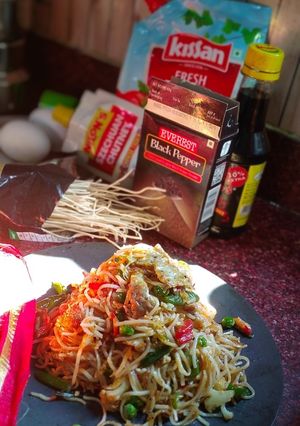 মিক্স ভেজিটেবল চাউমিন উইথ এগ (Mix vegetable chowmin with egg recipe in bengali) রেসিপির প্রধান ছবি