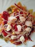 Ensalada de pajarita con pollo y maíz dulce, zanahorias, remolacha y brotes germinados. Eliges aliño