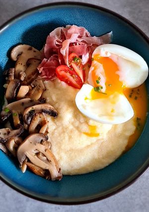 Une photo de Polenta champignons et œuf mollet  🍃