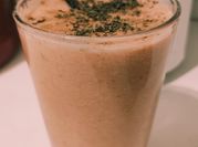 Una foto de smoothie de papaya