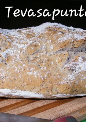 Una foto de Hogaza de pan con olivas negras