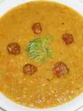Sopa de arvejas amarillas partidas con albóndigas de carne para chorizos