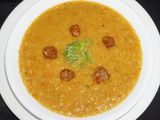 Sopa de arvejas amarillas partidas con albóndigas de carne para chorizos