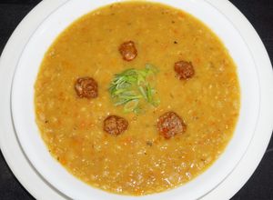 Una foto de Sopa de arvejas amarillas partidas con albóndigas de carne para chorizos