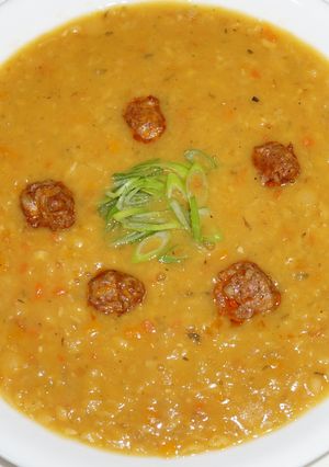 Una foto de Sopa de arvejas amarillas partidas con albóndigas de carne para chorizos