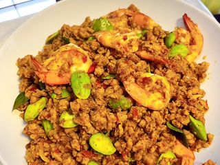 หมูสับกุ้งผัดพริกแกงกะปิสะตอ