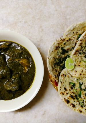 A picture of Hariyali Chicken and Butter Naan.